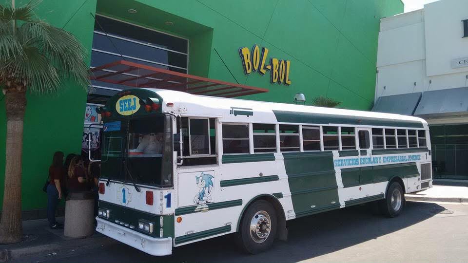 Estudiantes abordando un autobús de la familia Jiménez en Bol Bol. Fotografía de archivo