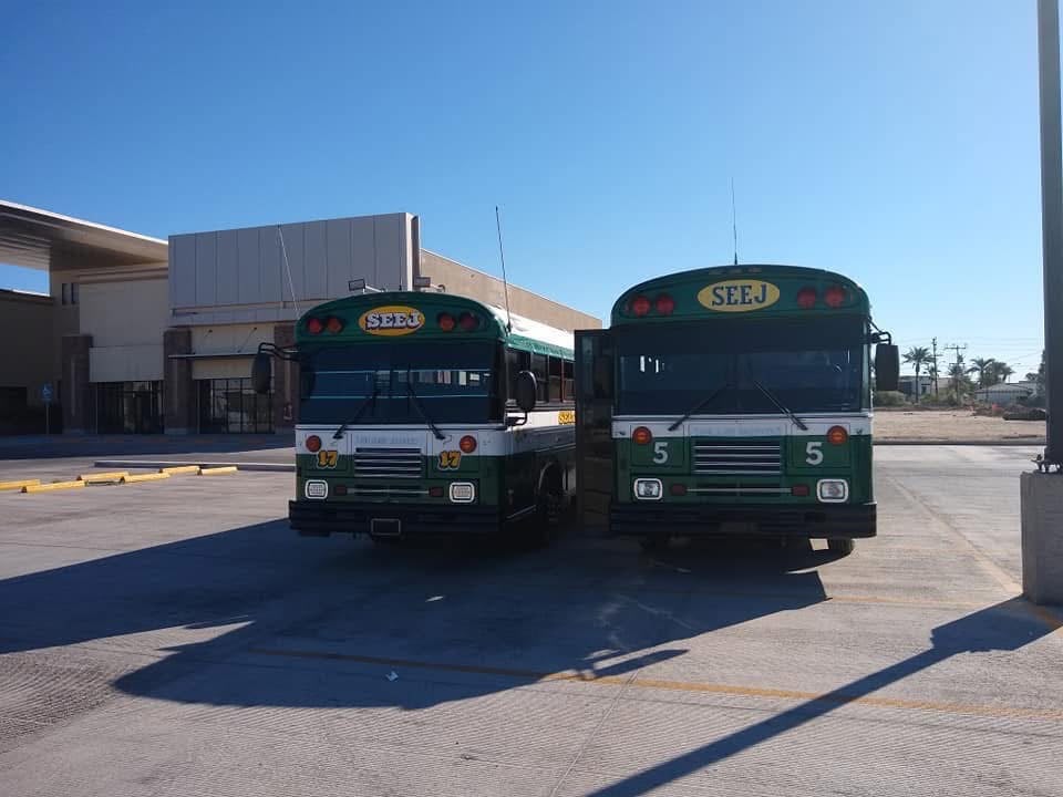 Autobuses escolares SEEJ en su patio. Fotografía histórica
